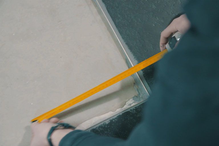 Meet de diepte van de uitsparing voor een verzonken deurmat op maat